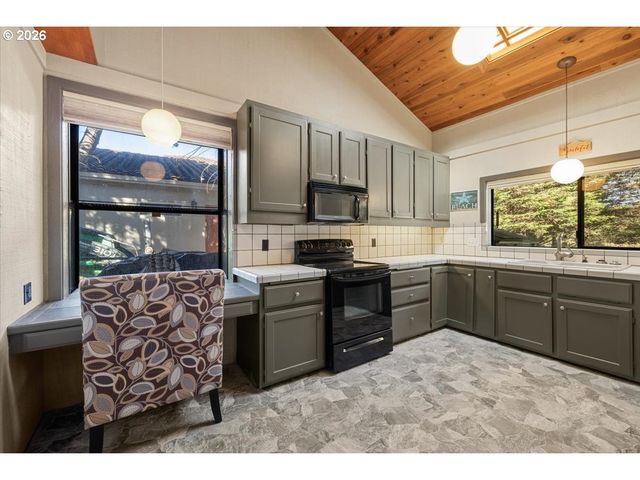 17454 BLUFF Dr, Brookings, OR 97415