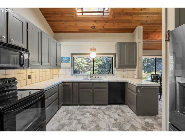 17454 BLUFF Dr, Brookings, OR 97415