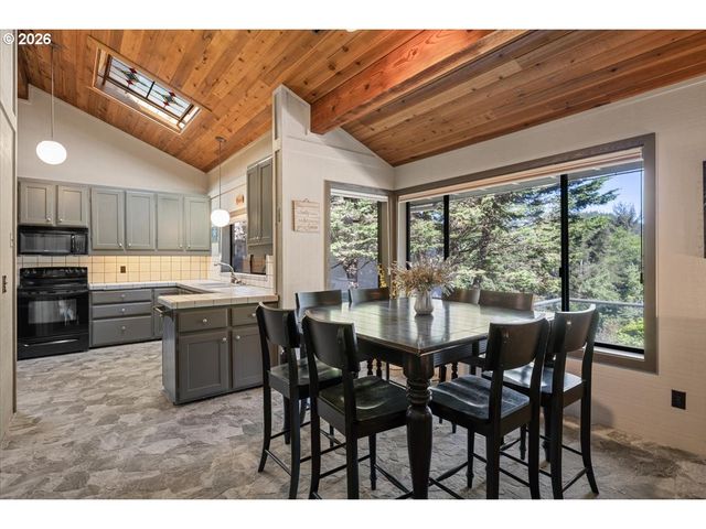 17454 BLUFF Dr, Brookings, OR 97415