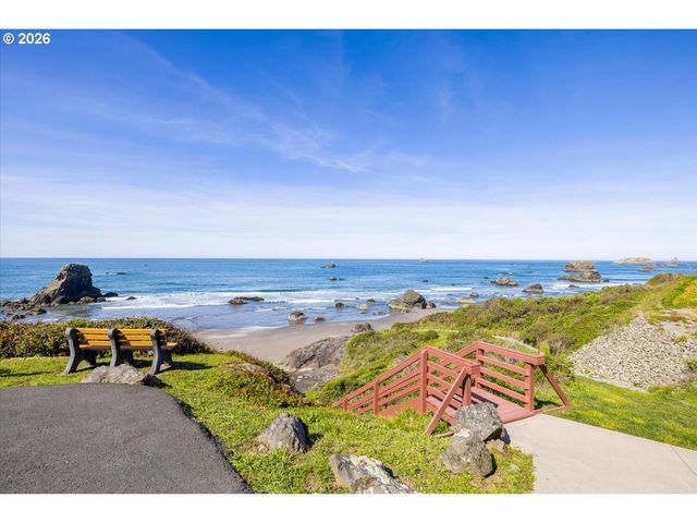 17454 BLUFF Dr, Brookings, OR 97415