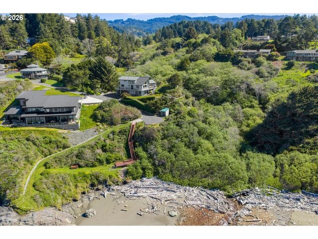 17454 BLUFF Dr, Brookings, OR 97415