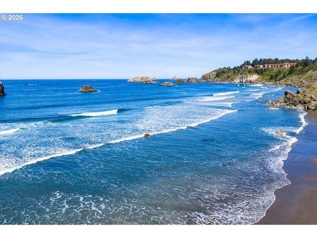 17454 BLUFF Dr, Brookings, OR 97415