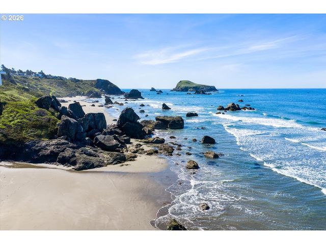 17454 BLUFF Dr, Brookings, OR 97415
