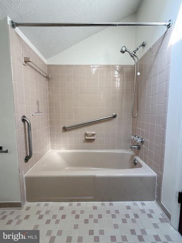 6660 HORSESHOE DR, La Plata, MD 20646