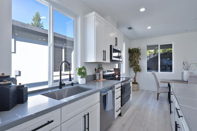 675 Oakshire Dr, Ione, CA 95640