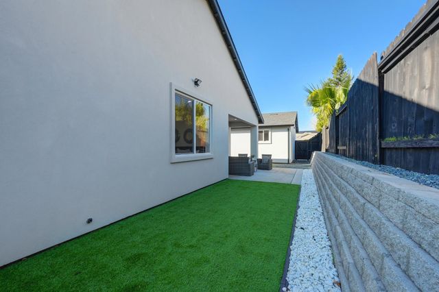 675 Oakshire Dr, Ione, CA 95640