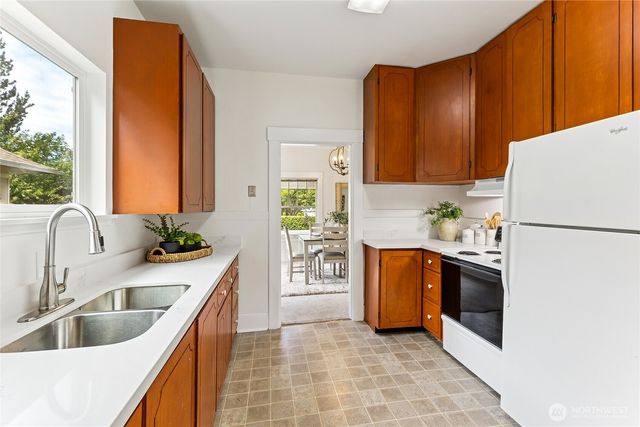 208 Barksdale Avenue, Dupont, WA 98327