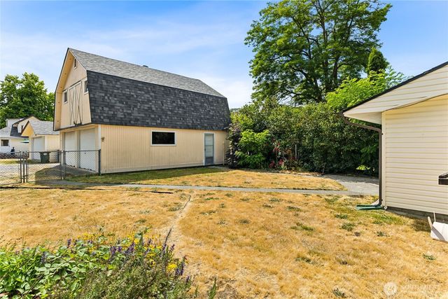 208 Barksdale Avenue, Dupont, WA 98327