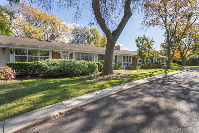 609 Carriage Hill Drive, Glenview, IL 60025