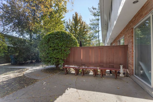 609 Carriage Hill Drive, Glenview, IL 60025