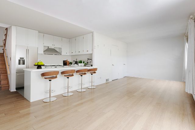 609 Carriage Hill Drive, Glenview, IL 60025