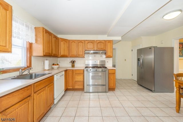 10 Burlington Rd, Clifton City, NJ 07012