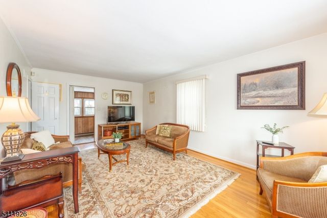 10 Burlington Rd, Clifton City, NJ 07012