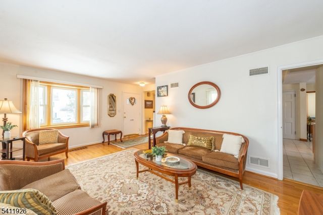 10 Burlington Rd, Clifton City, NJ 07012