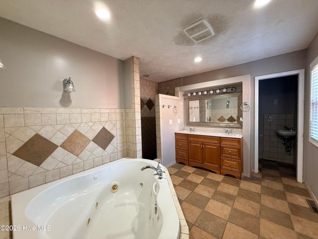 4825 College Acres Drive, Wilmington, NC 28403