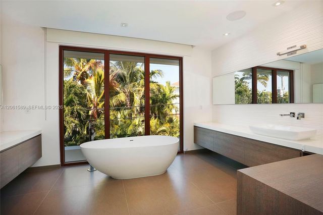 121 Buttonwood Drive, Key Biscayne, FL 33149