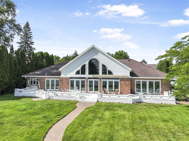 707 Lake Shore Drive, Cadillac, MI 49601