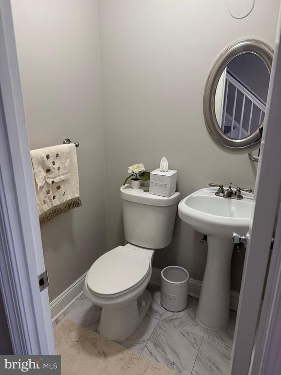 800 AZALEA DR #16, Rockville, MD 20850