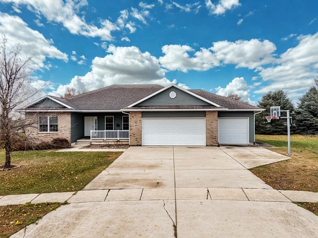 200 Pheasant Lane, Hudson, IA 50643