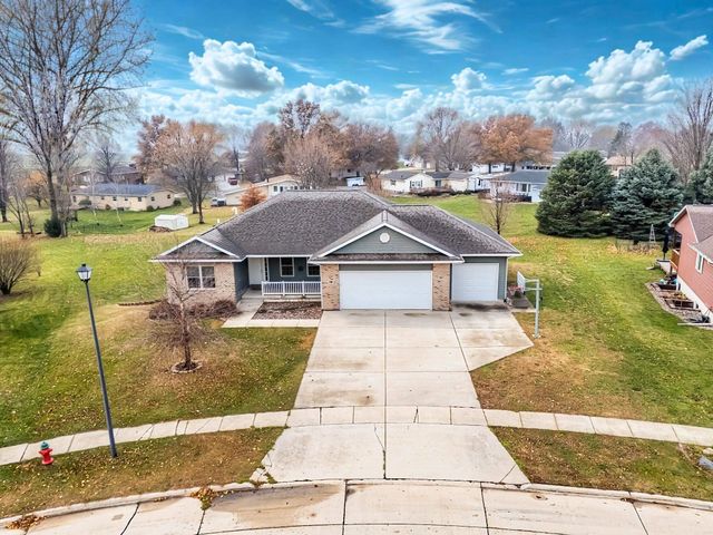 200 Pheasant Lane, Hudson, IA 50643