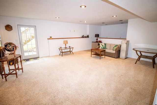 200 Pheasant Lane, Hudson, IA 50643