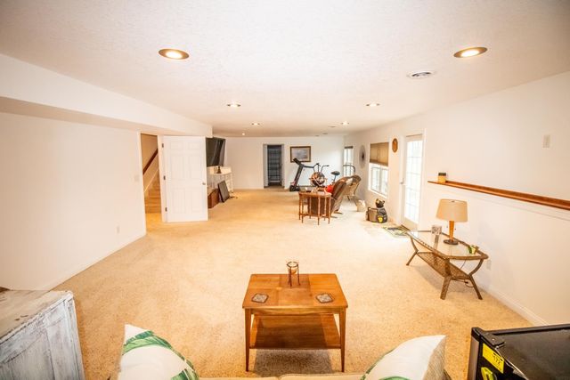 200 Pheasant Lane, Hudson, IA 50643