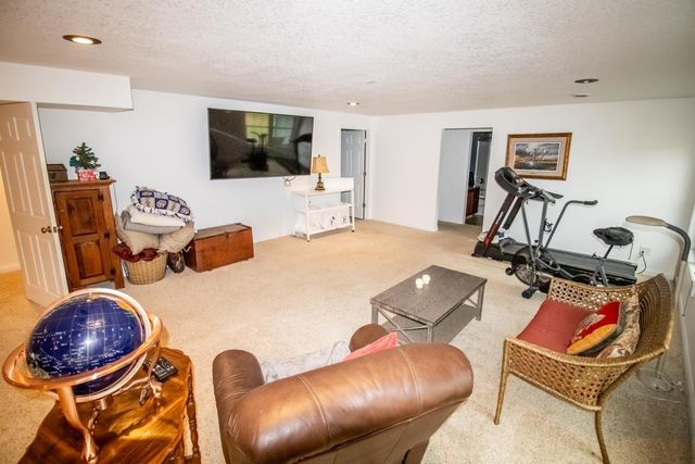 200 Pheasant Lane, Hudson, IA 50643