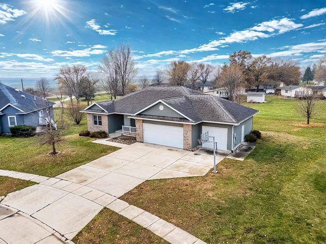 200 Pheasant Lane, Hudson, IA 50643