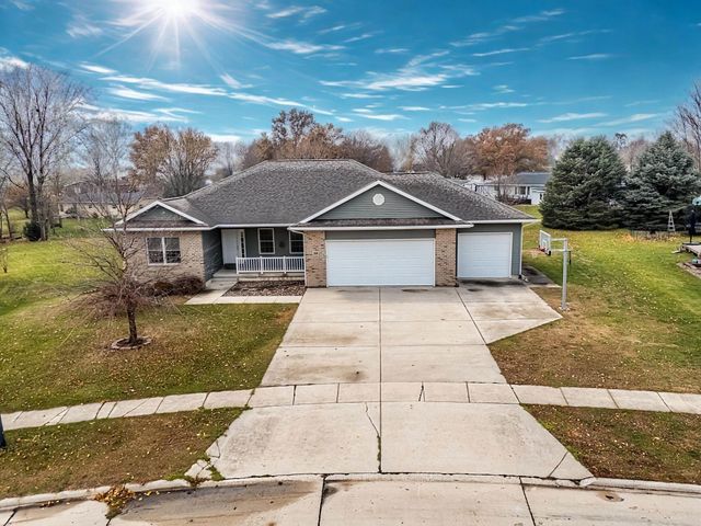 200 Pheasant Lane, Hudson, IA 50643