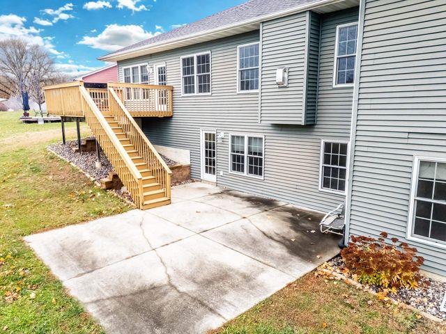 200 Pheasant Lane, Hudson, IA 50643