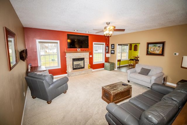 200 Pheasant Lane, Hudson, IA 50643