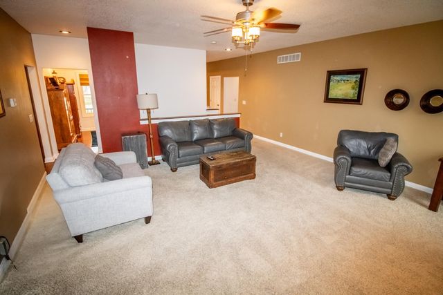 200 Pheasant Lane, Hudson, IA 50643