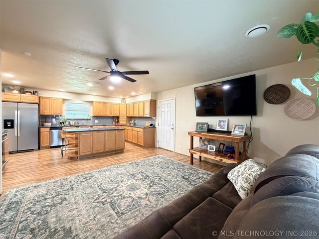 1101 E Hanna Avenue, Davis, OK 73030