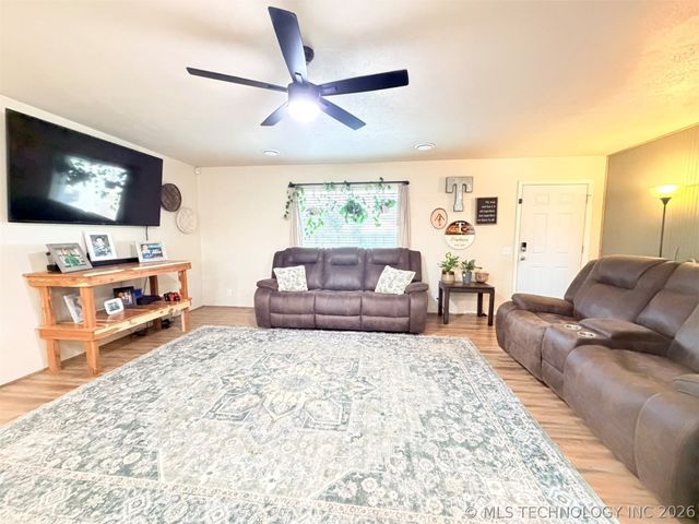 1101 E Hanna Avenue, Davis, OK 73030