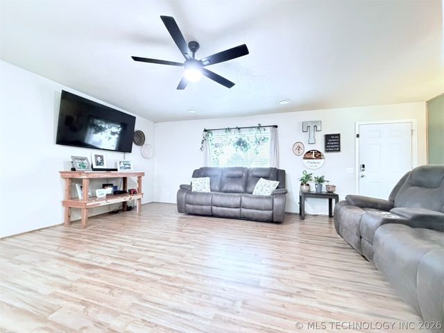 1101 E Hanna Avenue, Davis, OK 73030