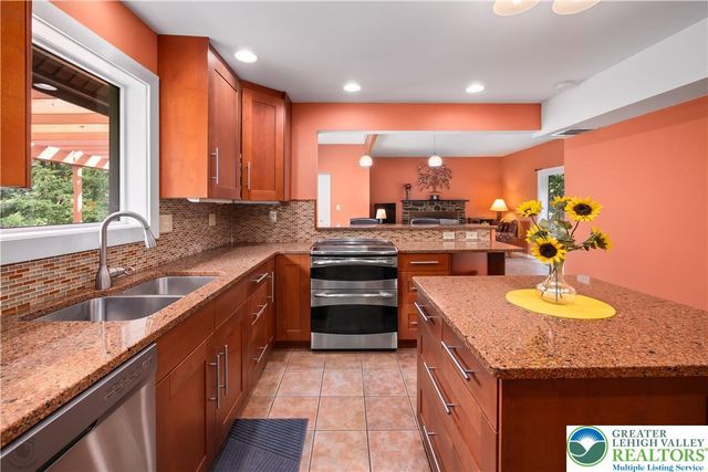 7942 Woodsbluff Run, Upper Macungie Twp, PA 18051