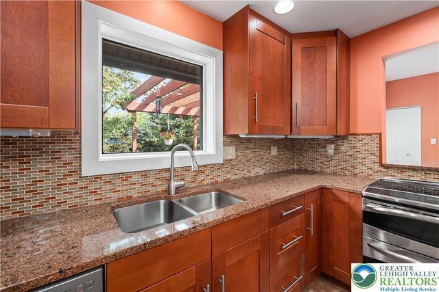 7942 Woodsbluff Run, Upper Macungie Twp, PA 18051