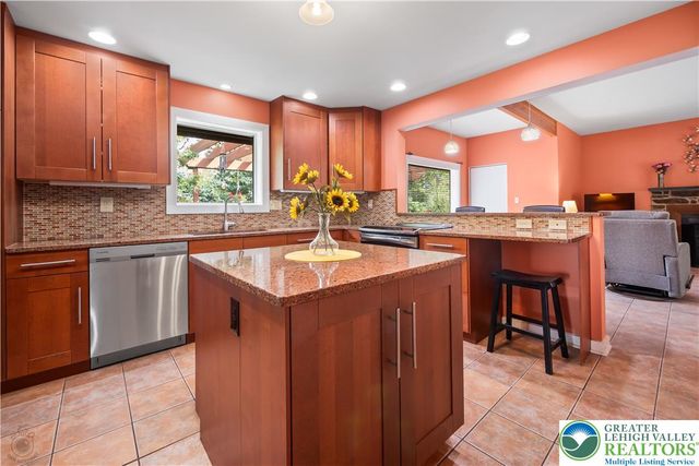 7942 Woodsbluff Run, Upper Macungie Twp, PA 18051