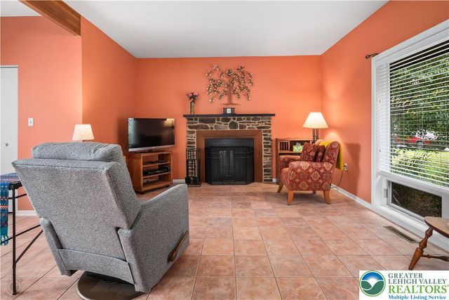 7942 Woodsbluff Run, Upper Macungie Twp, PA 18051