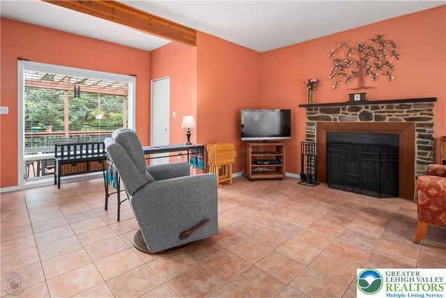 7942 Woodsbluff Run, Upper Macungie Twp, PA 18051