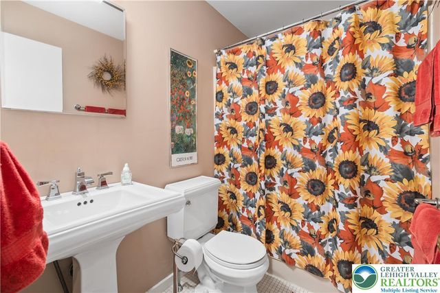 7942 Woodsbluff Run, Upper Macungie Twp, PA 18051