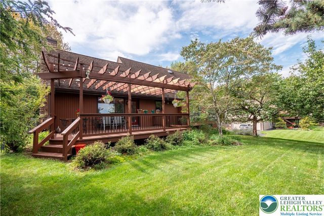 7942 Woodsbluff Run, Upper Macungie Twp, PA 18051