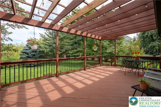 7942 Woodsbluff Run, Upper Macungie Twp, PA 18051