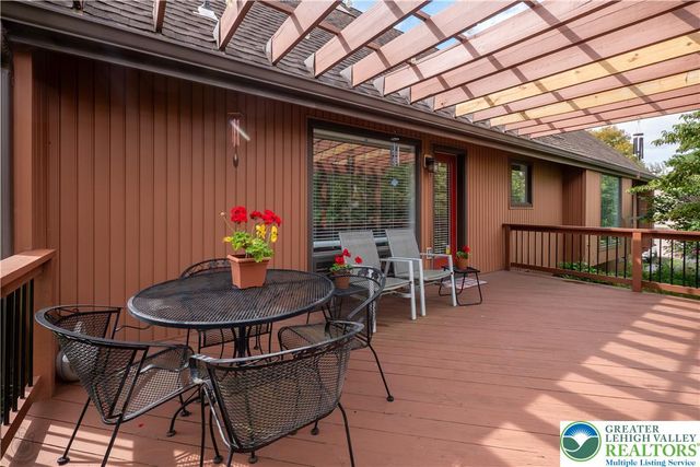 7942 Woodsbluff Run, Upper Macungie Twp, PA 18051
