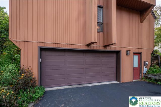 7942 Woodsbluff Run, Upper Macungie Twp, PA 18051