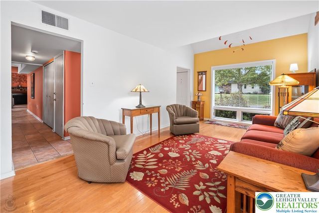 7942 Woodsbluff Run, Upper Macungie Twp, PA 18051