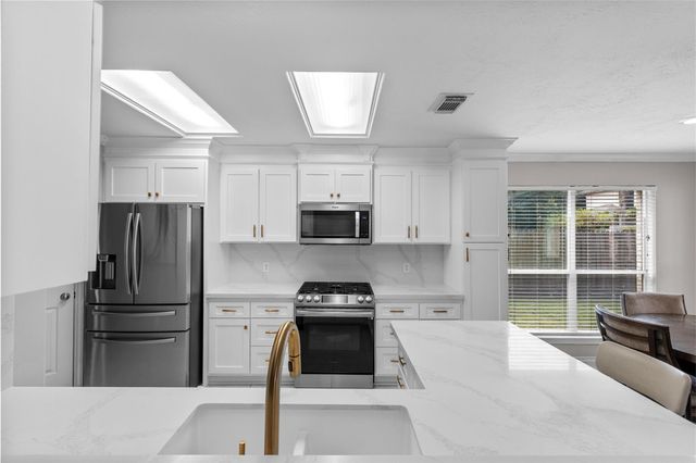 2705 7th Street N, Texas City, TX 77590