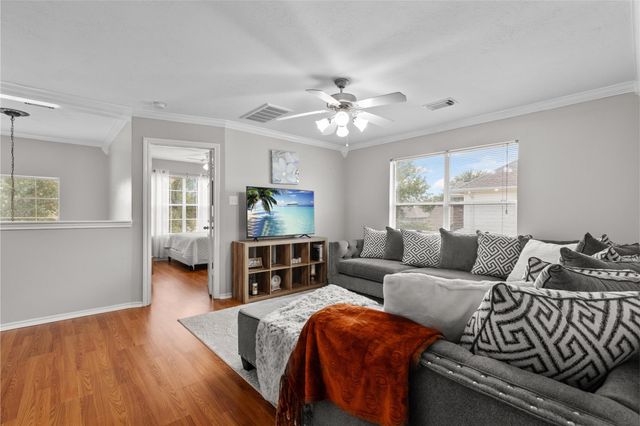 2705 7th Street N, Texas City, TX 77590