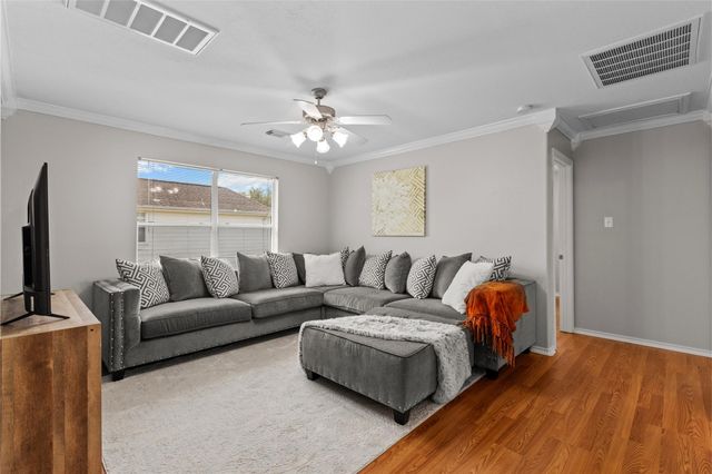 2705 7th Street N, Texas City, TX 77590