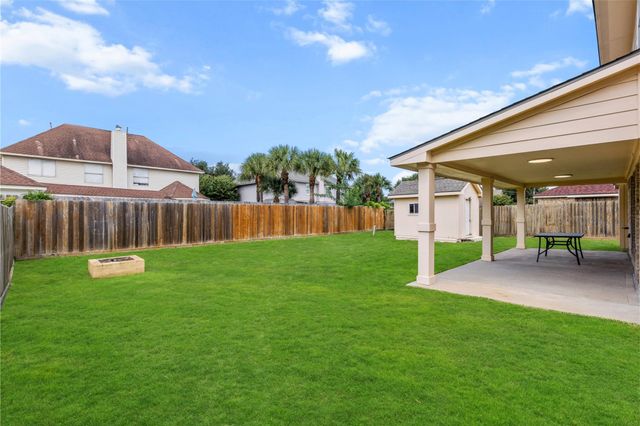 2705 7th Street N, Texas City, TX 77590